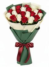 Букет Микс из красных и белых роз в Нагорное