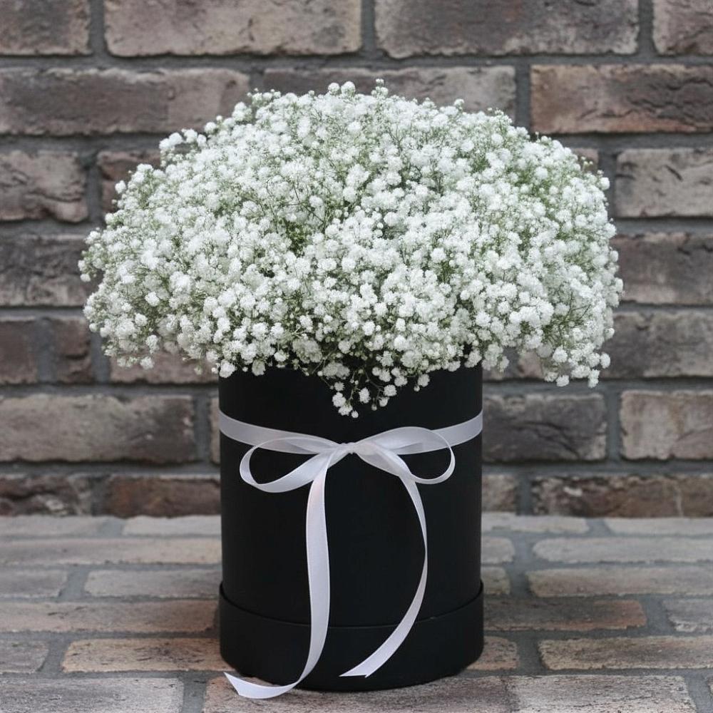 Цветочная композиция из Гипсофила в шляпной коробке в Нагорное