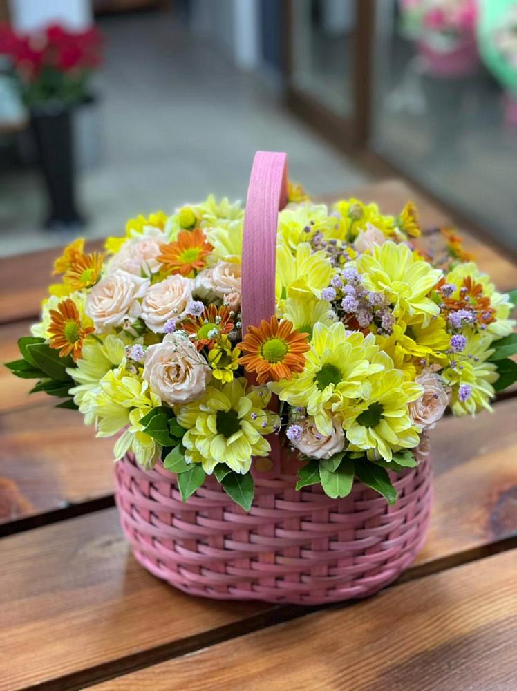 Цветочная композиция из Хризантемы и Розы в корзине в Нагорное