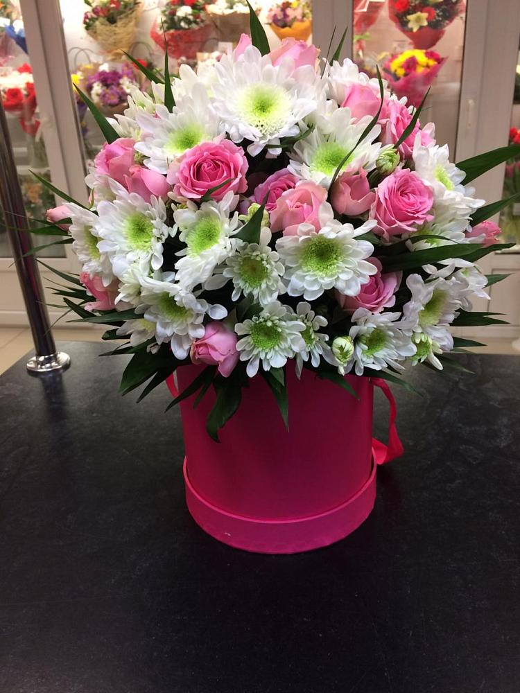 Цветочная композиция из Розы и Хризантемы в шляпной коробке в Нагорное