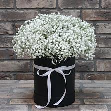Цветочная композиция из Гипсофила в шляпной коробке в Нагорное